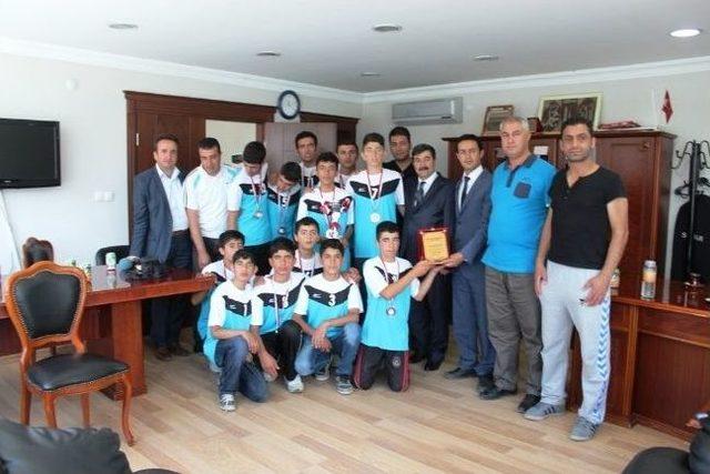 Kaya Petrol&rsquo;den T&uuml;rkiye Şampiyonu İşitme Engelli Voleybol Takımına Plaket 2