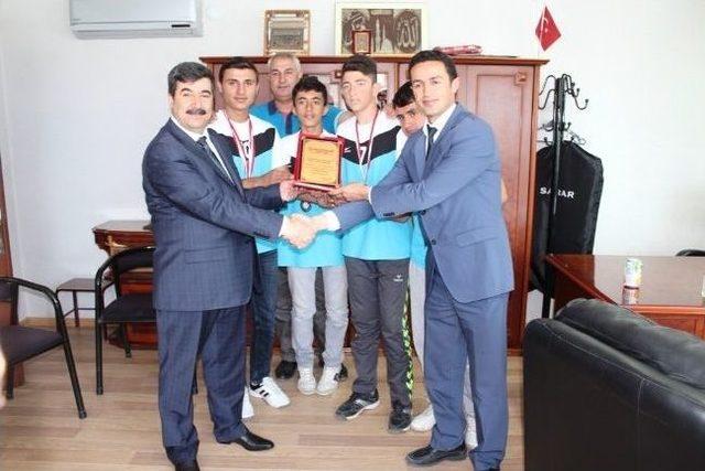 Kaya Petrol&rsquo;den T&uuml;rkiye Şampiyonu İşitme Engelli Voleybol Takımına Plaket 3