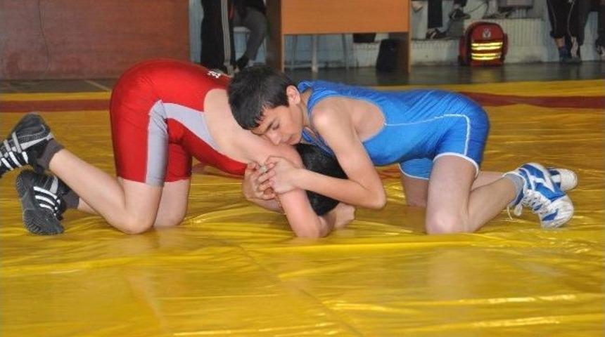 Minikler Grekoromen T&uuml;rkiye Şampiyonası Başladı