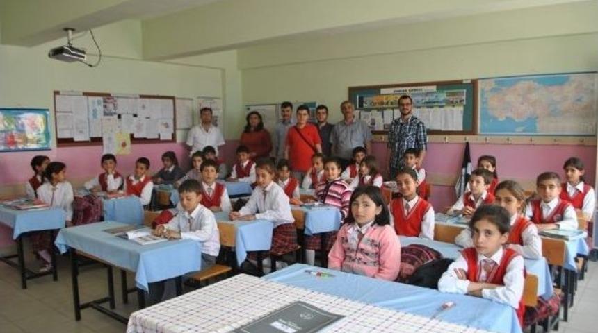 Öğrencilere Kitap Ve Kırtasiye Yardımı