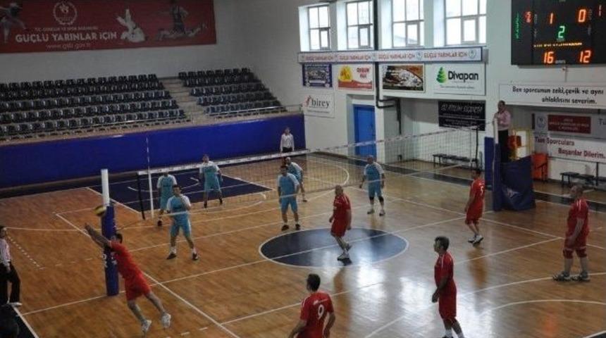 D&uuml;zce'de Kurumlar Voleybol Oynuyor