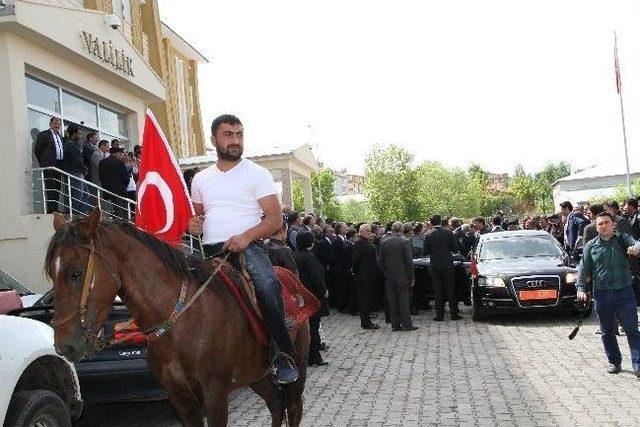 Vali Azizoğlu Atlarla Uğurlandı