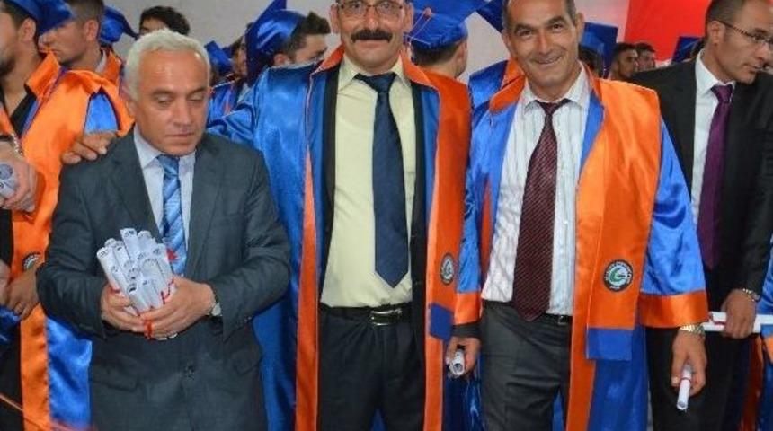 İki Kardeş 40 Yaşından Sonra Y&uuml;ksekokul Bitirip Birlikte Mezun Oldular