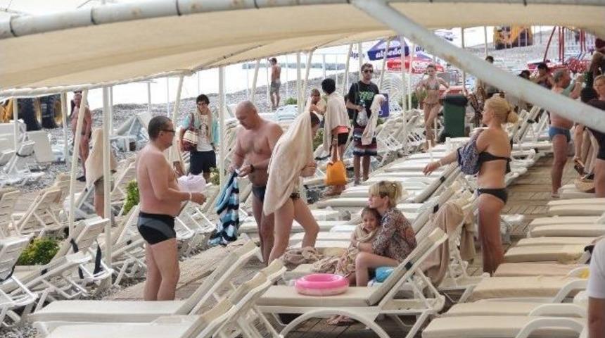 Kemer Plajlarında Yağmur Molası