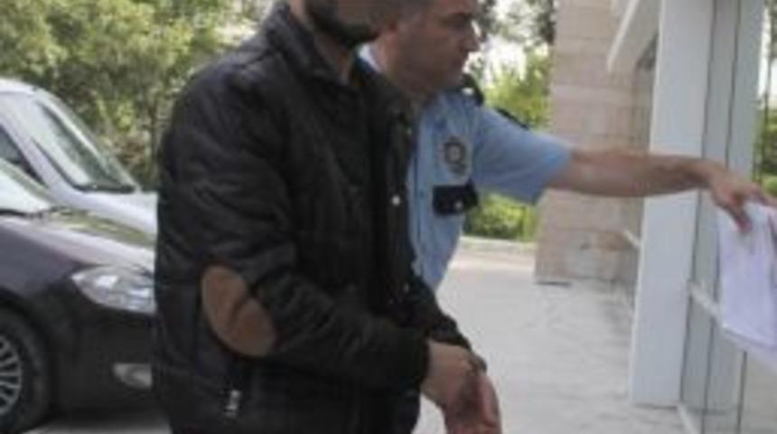 Ş&uuml;pheli Ara&ccedil;tan Silah, Bı&ccedil;ak Ve Uyuşturucu &Ccedil;ıktı