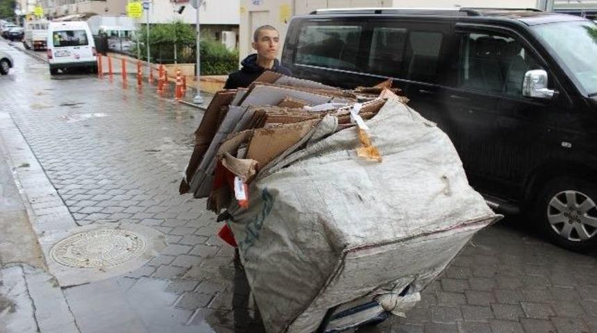 Yağmur Altında Ekmek Parası Kazanmak İ&ccedil;in &Ccedil;alışıyor