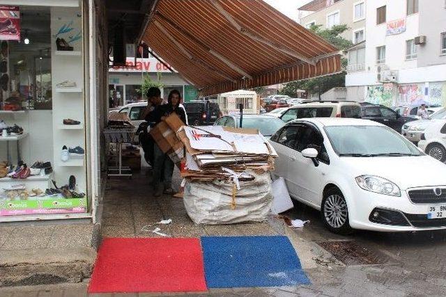 Yağmur Altında Ekmek Parası Kazanmak İçin Çalışıyor 1