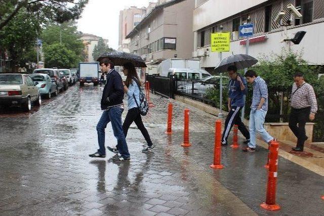 Yağmur Altında Ekmek Parası Kazanmak İçin Çalışıyor 2