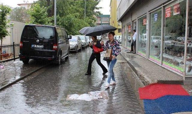 Yağmur Altında Ekmek Parası Kazanmak İçin Çalışıyor 3