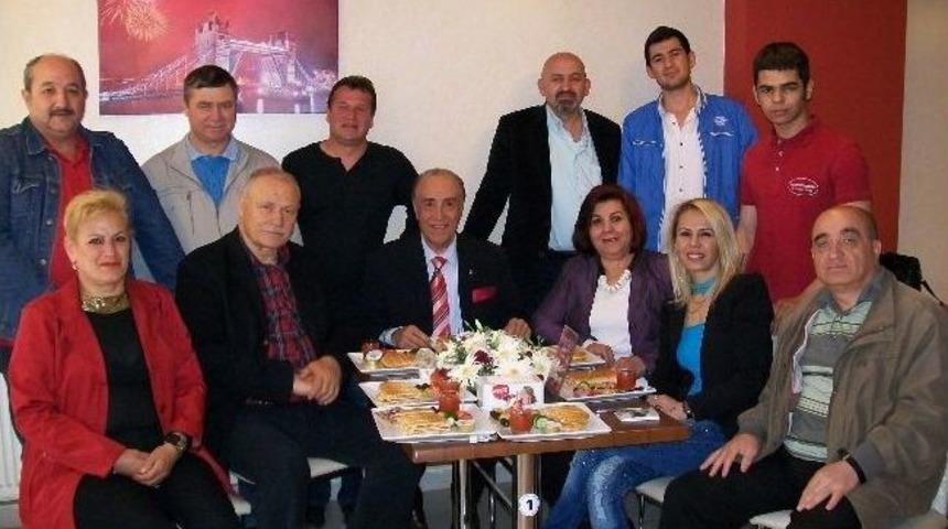 Eskişehirli Sanat&ccedil;ılar &lsquo;vali Baba&rsquo; İle Kahvaltıda Buluştu