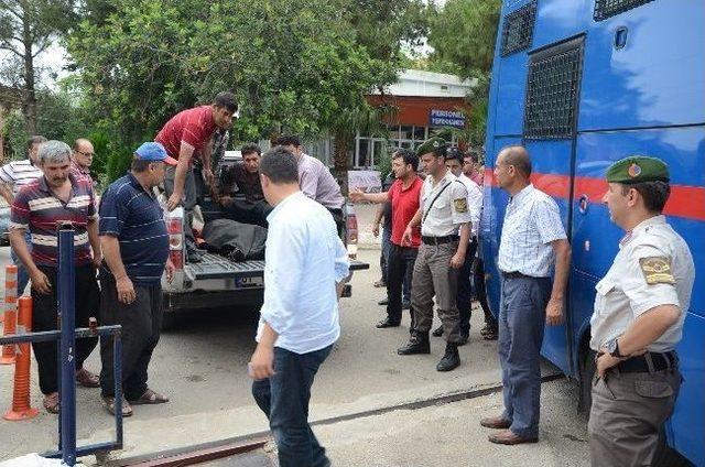 Bi&ccedil;erd&ouml;verin Altında Kalan Operat&ouml;r&uuml;n Cenazesi Pikapla Getirildi 1