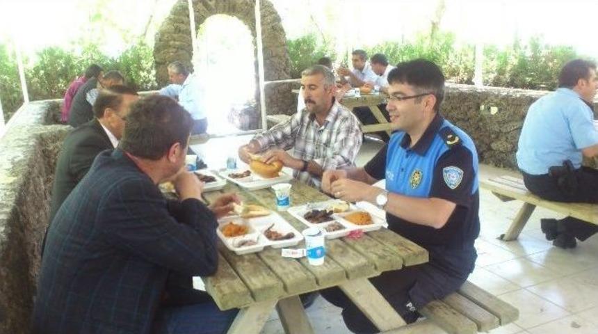 Van&rsquo;da H&uuml;k&uuml;ml&uuml;ler Ve Polisler Piknikte