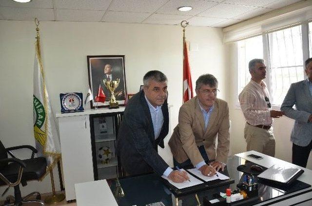 Akhisar Belediyespor da Ak&ccedil;ay İmzayı Attı 1