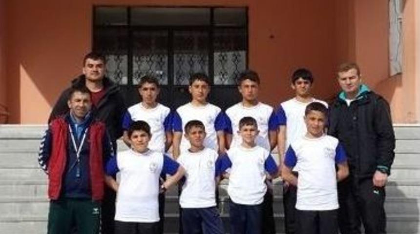 G&uuml;reş Takımına Malzeme Yardımı