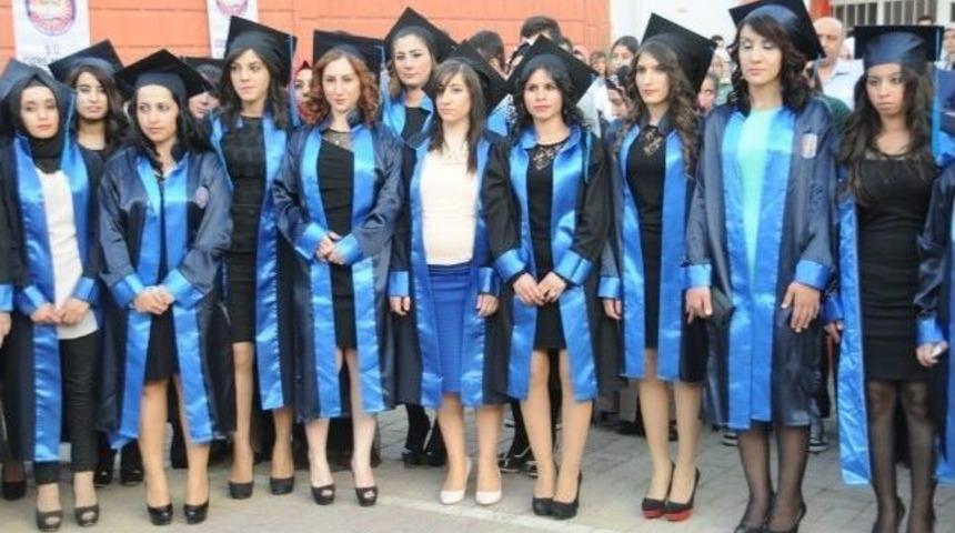 Cizre Myo'da &Ouml;ğrencilerin Mezuniyet Coşkusu