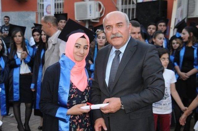 Cizre Myo da &Ouml;ğrencilerin Mezuniyet Coşkusu 1