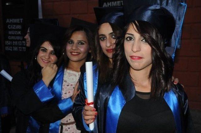 Cizre Myo da &Ouml;ğrencilerin Mezuniyet Coşkusu 2