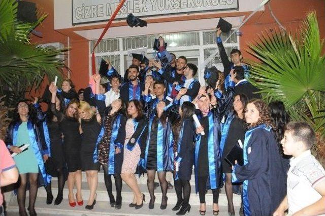 Cizre Myo da &Ouml;ğrencilerin Mezuniyet Coşkusu 3