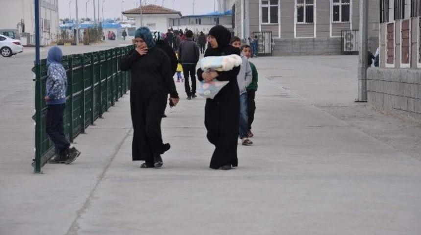 Suriyeliler, Esad'ın Se&ccedil;ilmesine Tepki G&ouml;sterdiler