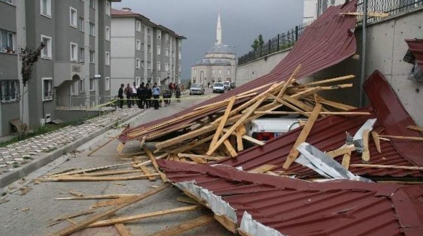 Yozgat&rsquo;ta Şiddetli R&uuml;zgar &Ccedil;atıları U&ccedil;urdu