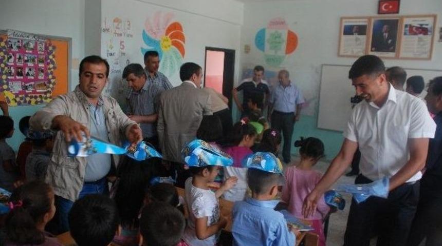 Kantinciler Derneği &Ouml;ğrencilere Hediye Dağıttı