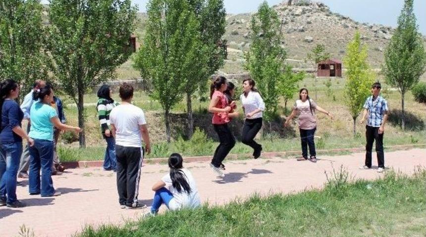 Yenifakılı&rsquo;da Başarılı &Ouml;ğrenciler Piknikle &Ouml;d&uuml;llendirildi