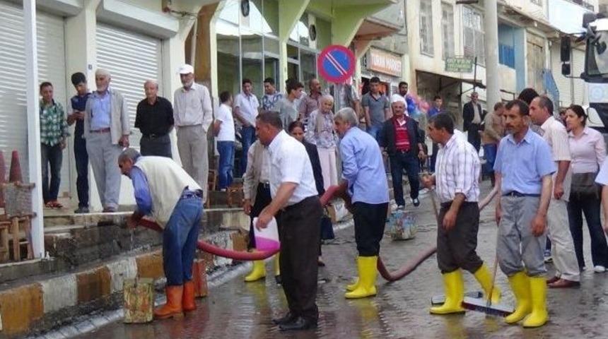 Kulp&rsquo;ta Caddeler Yıkandı