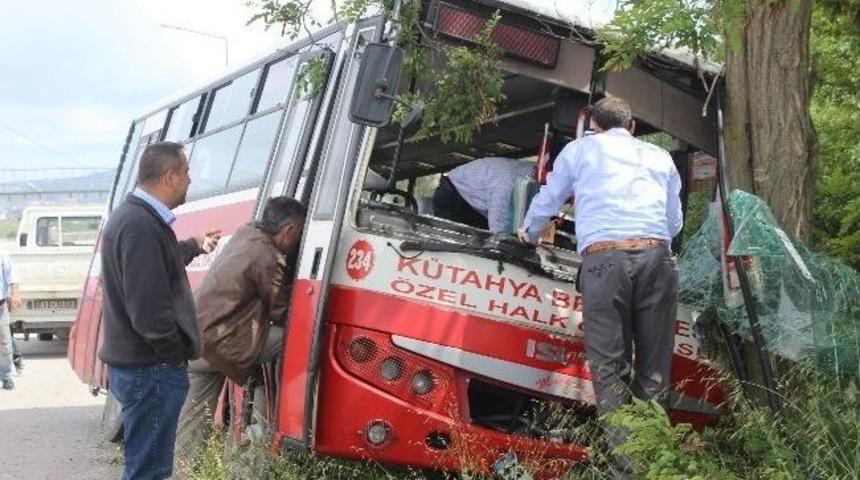 K&uuml;tahya'da Trafik Kazası: 4 Yaralı