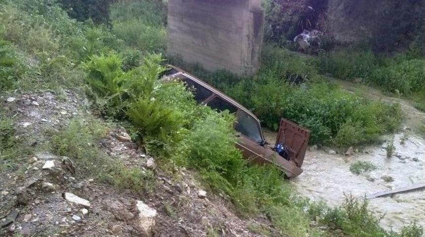 Gediz&rsquo;de Trafik Kazası, 2 Kişi Yaralandı