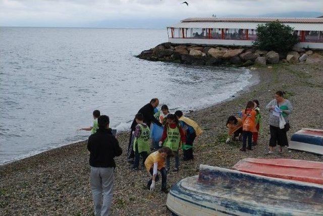 Minik Sporcular, Dünya Çevre Gününü Sahil Temizliği Yaparak Kutladı