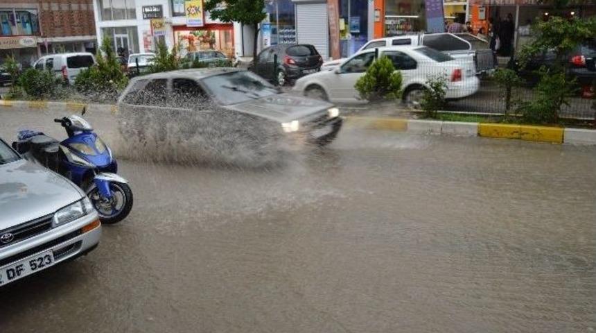 Besni'de Sağanak Yağış