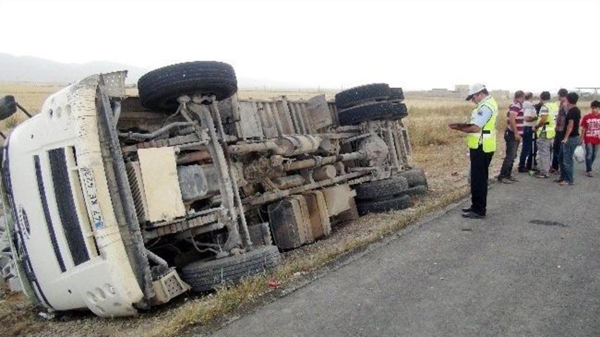 Kızıltepe'de Briket Y&uuml;kl&uuml; Kamyon Devrildi: 6 Yaralı