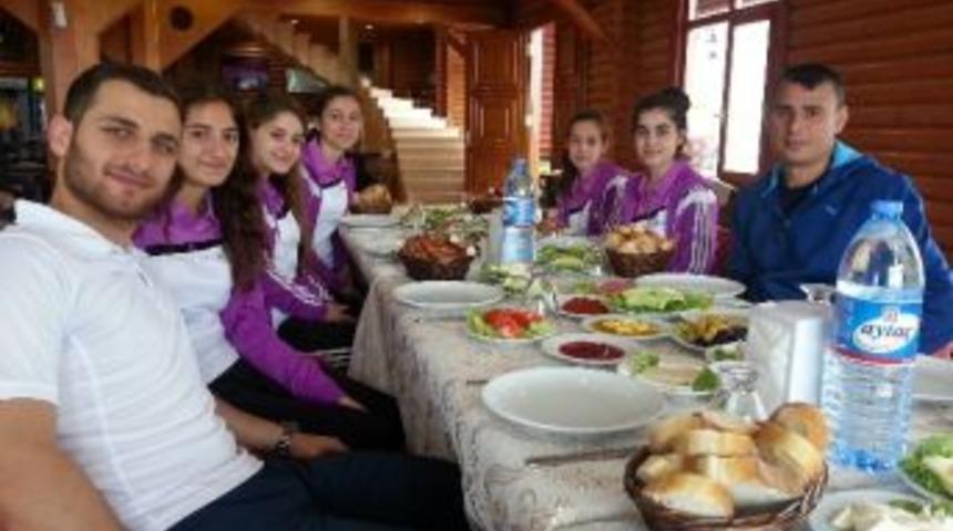 Hendek&rsquo;i Karete Şampiyonasında Temsil Edecekler