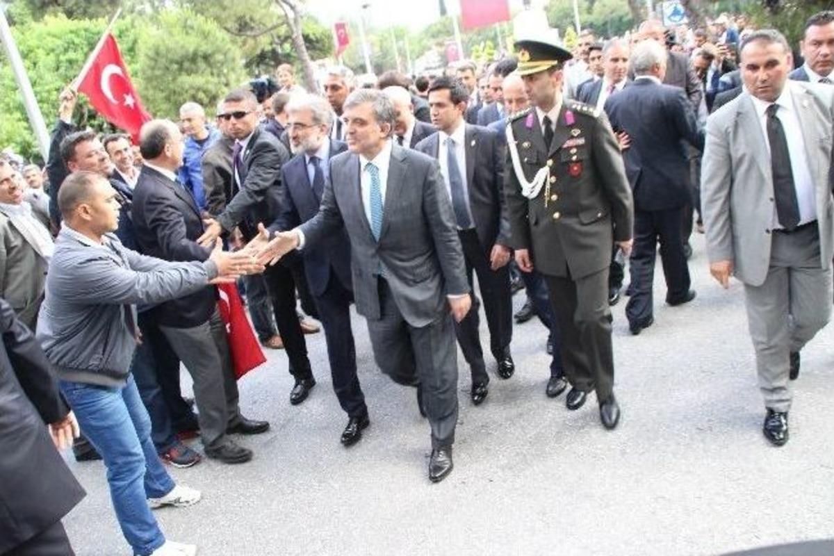 Cumhurbaşkanı G&uuml;l Halkla Kucaklaştı