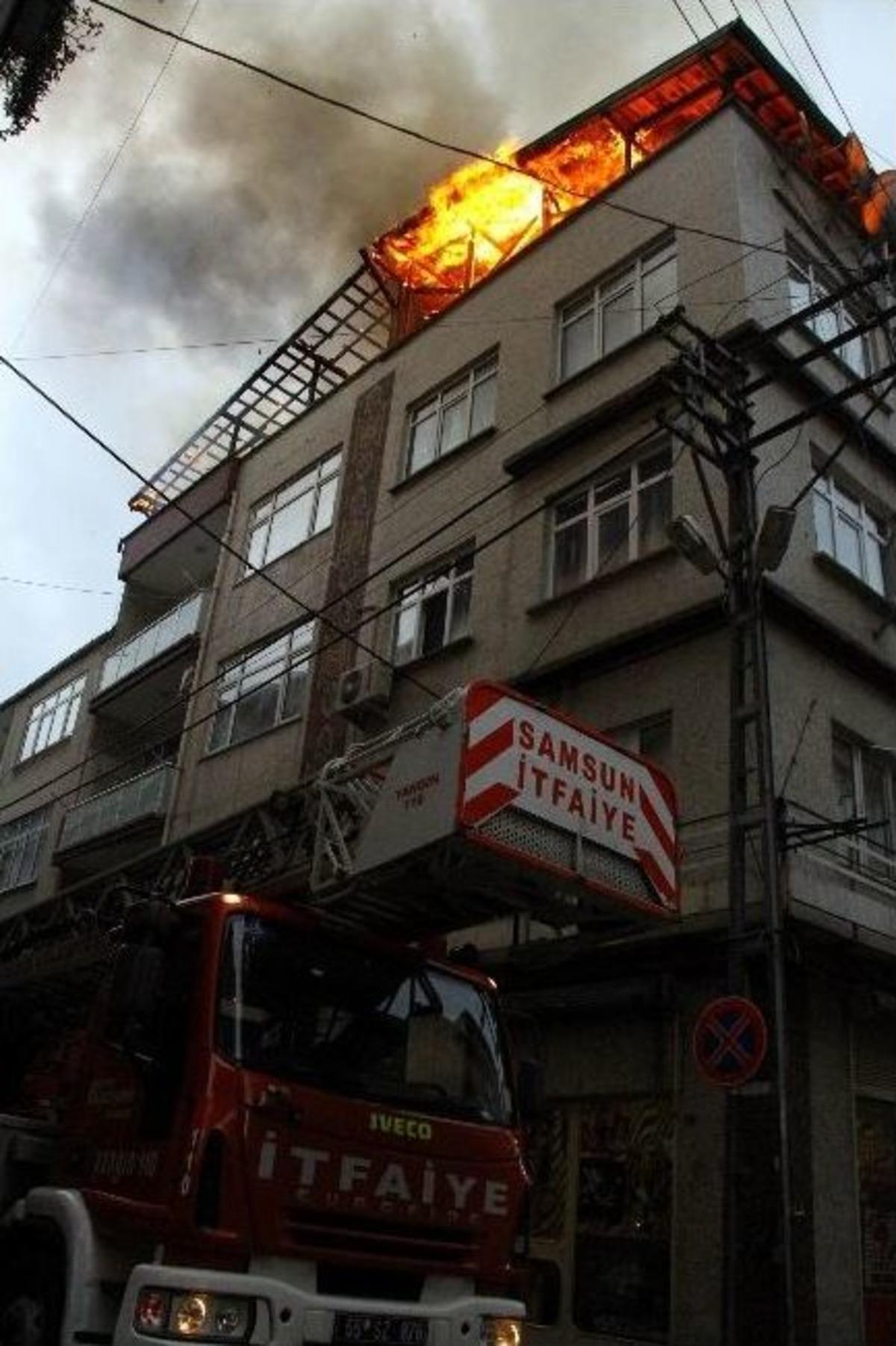 3 Katlı Binanın &Ccedil;atısı Alev Alev Yandı