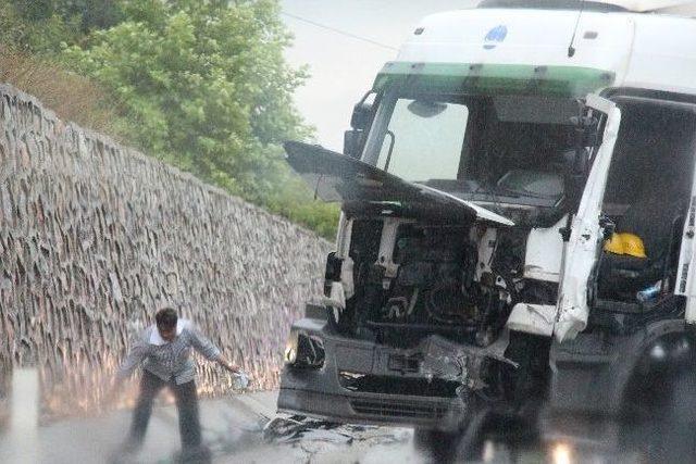 Tır Duvara Çarptı: 1 Yaralı 1