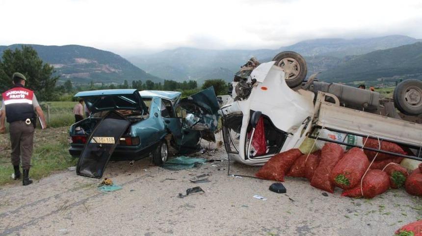 Burdur'da Kamyon Ile Otomobil &Ccedil;arpıştı: 2 Yaralı