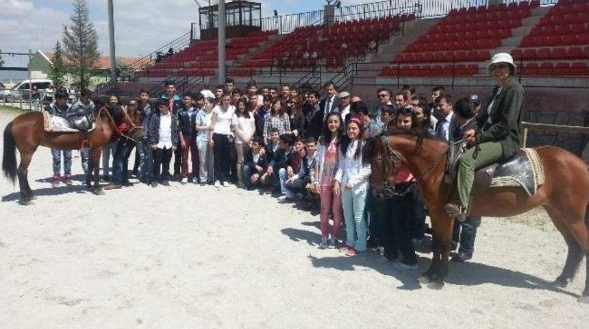 Polisten Başarılı &Ouml;ğrencilere 'atlı' &Ouml;d&uuml;l