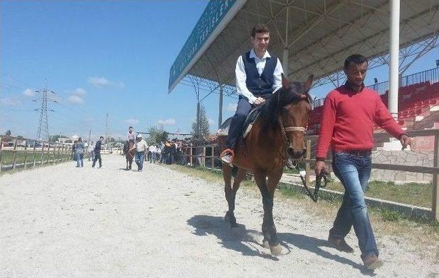 Polisten Başarılı Öğrencilere 'atlı' Ödül