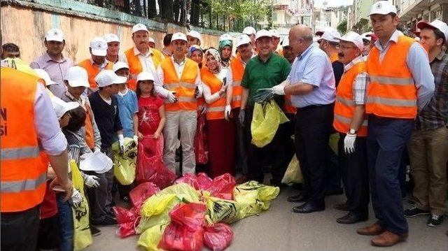 Korgan Belediye Başkanı, Personel Ve Öğrencilerle Çöp Topladı