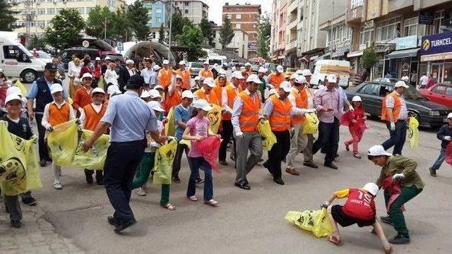 Korgan Belediye Başkanı, Personel Ve Öğrencilerle Çöp Topladı