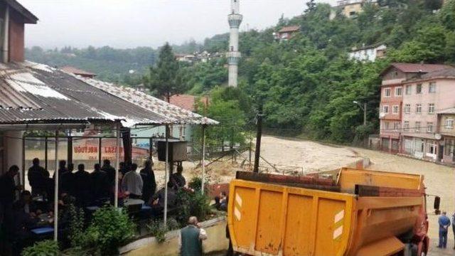 Selde Mahsur Kalanlar Kepçeyle Kurtarıldı 1