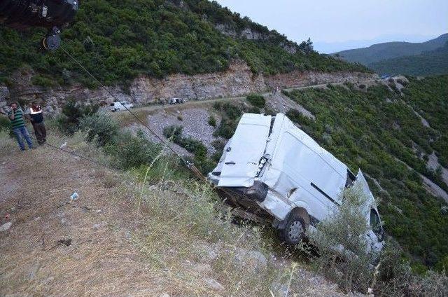 Uçuruma Yuvarlanan Araç İki Vinçle Zor Çıkarıldı 1