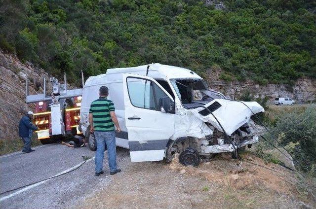 Uçuruma Yuvarlanan Araç İki Vinçle Zor Çıkarıldı 2