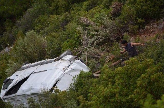 Uçuruma Yuvarlanan Araç İki Vinçle Zor Çıkarıldı 3