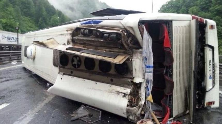 Bolu'da Yolcu Otob&uuml;s&uuml; Devrildi: 1 &Ouml;l&uuml;, 15 Yaralı