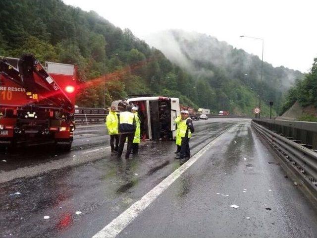 Bolu da Yolcu Otob&uuml;s&uuml; Devrildi: 1 &Ouml;l&uuml;, 15 Yaralı 1