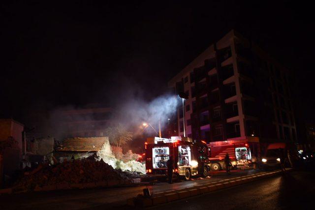İzmir'de tek katlı ev, çıkan yangında harabeye döndü (1)