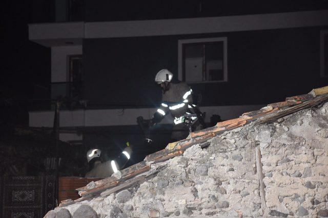 İzmir'de tek katlı ev, çıkan yangında harabeye döndü (1)