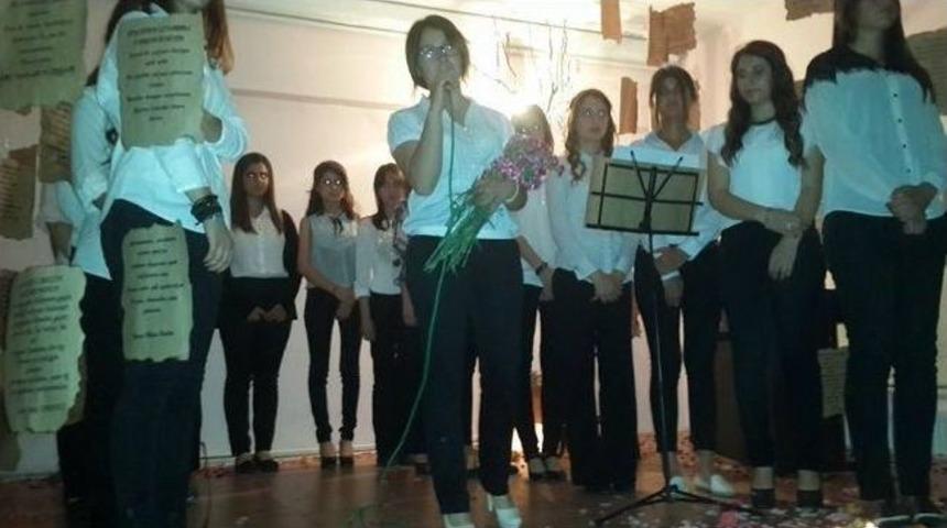 Lapseki&rsquo;de Lise &Ouml;ğrencilerinden Şiir Dinletisi